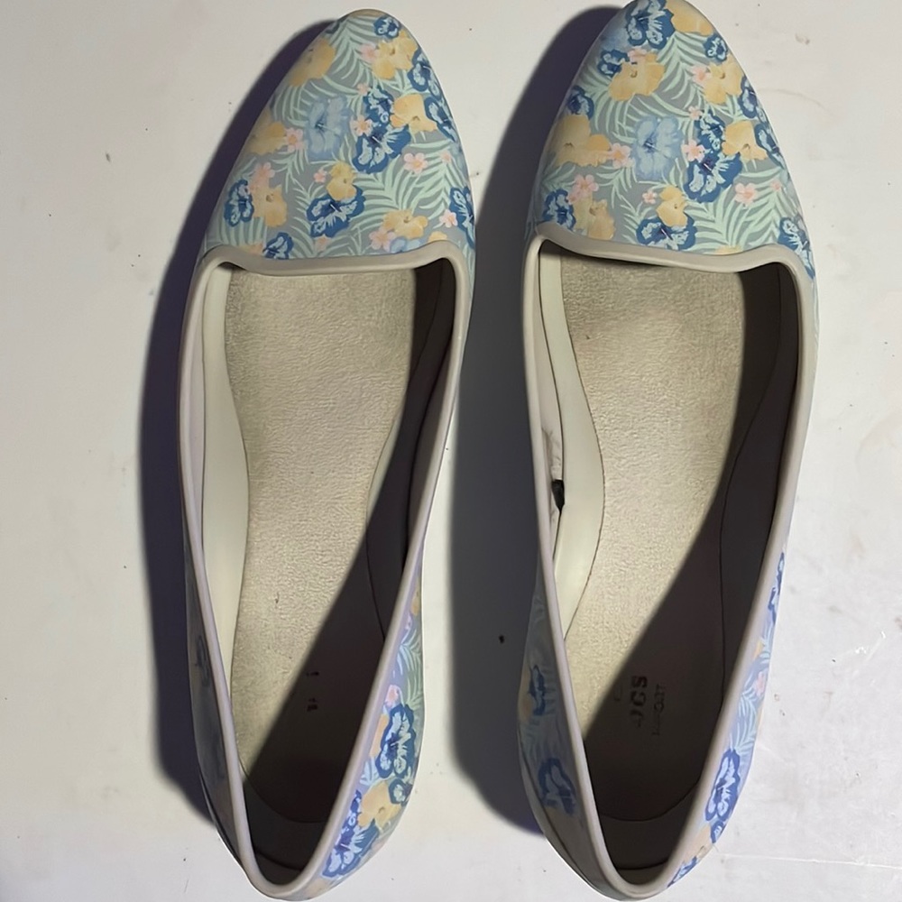 Crocs Blue and yellow floral 11W pointed toe women’s shoes good condition